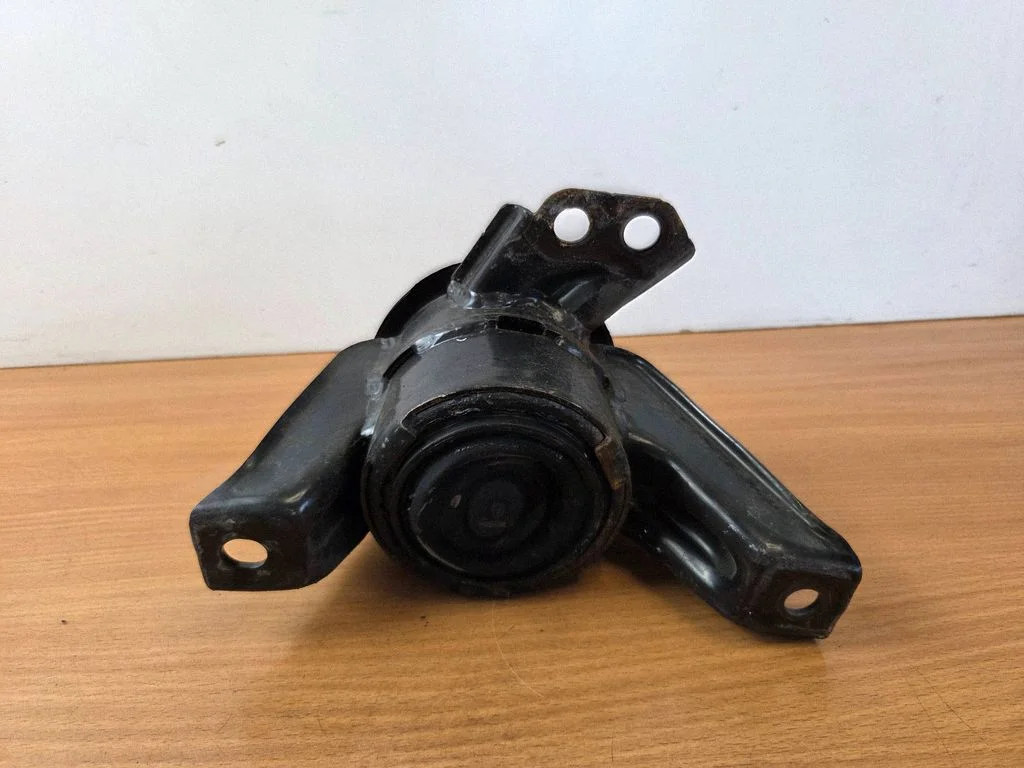 Engine mount bracket 21810D3200