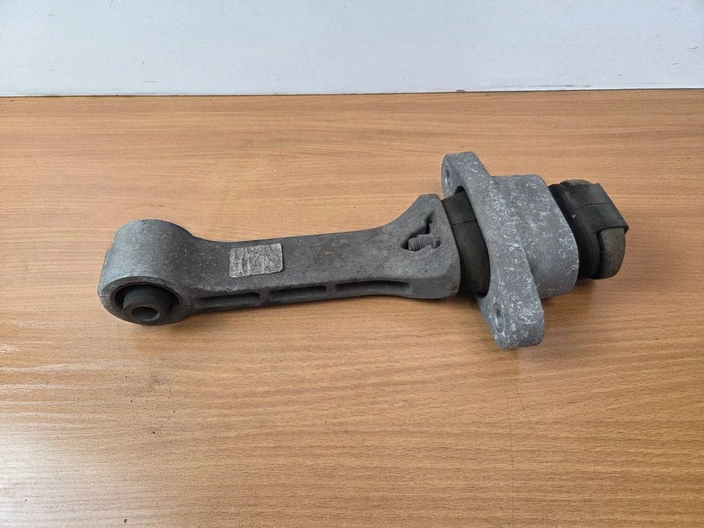 Engine mount bracket 21950D3000