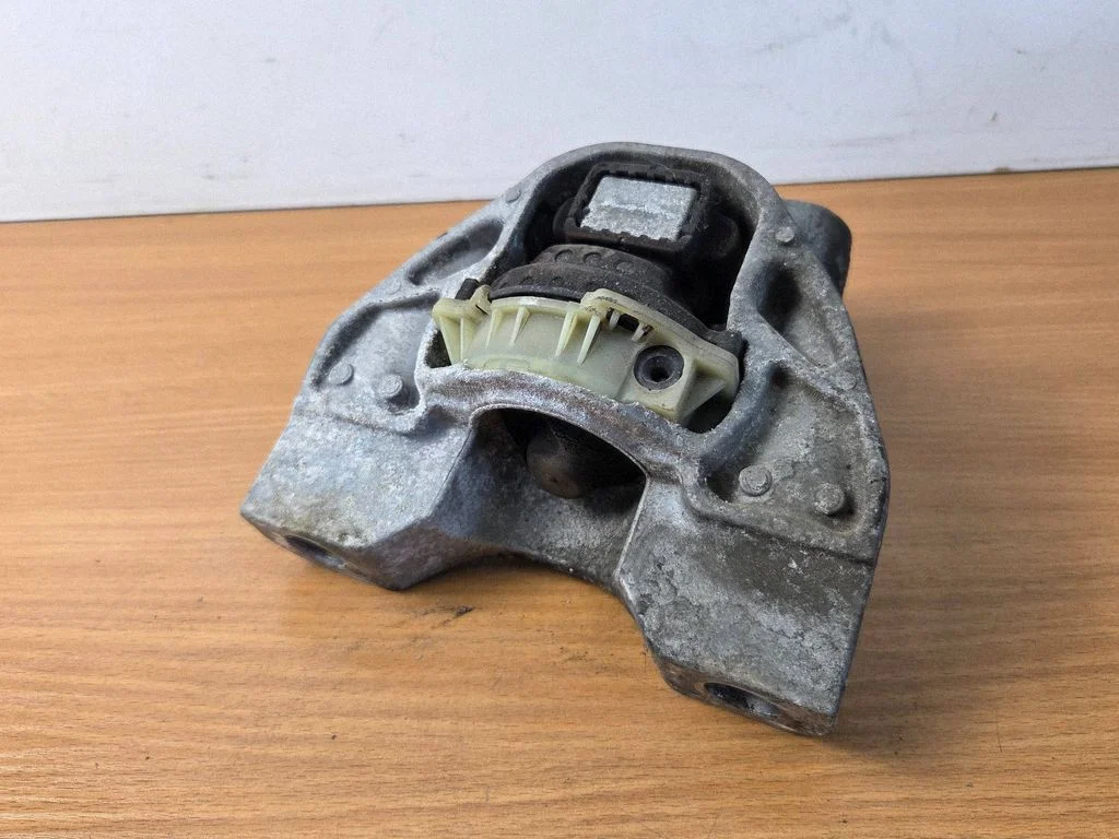 Engine mount bracket F4SWP