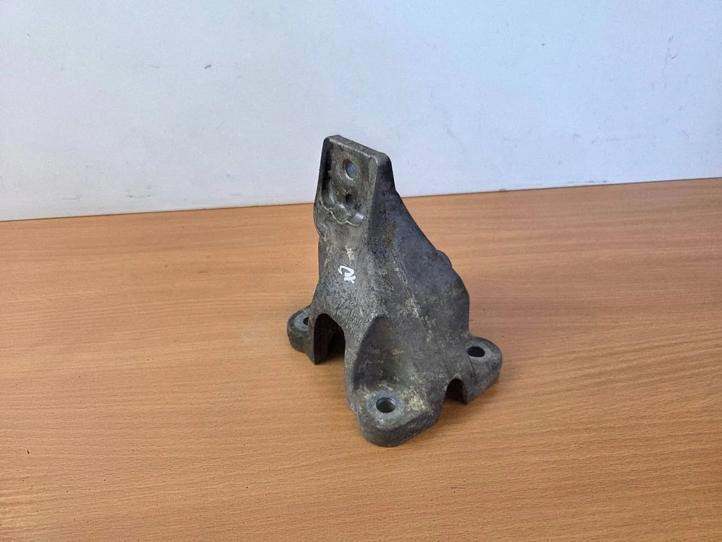 Engine mounting bracket GX736061FB