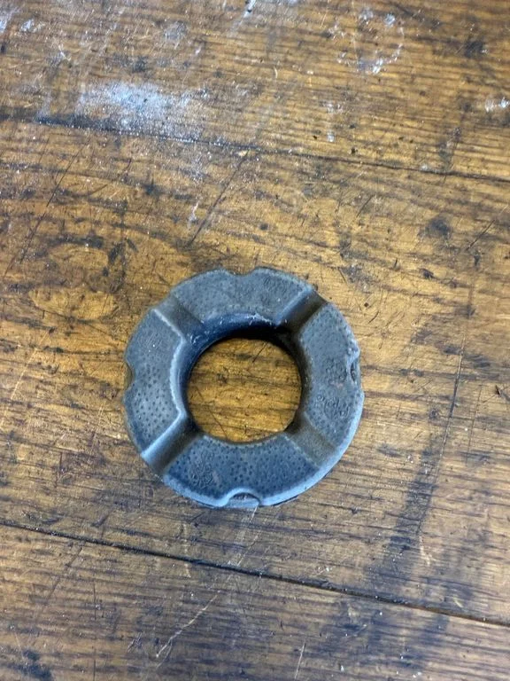 Front coil spring rubber mount – Nissan Leaf I (ZE0) (2010-2017)