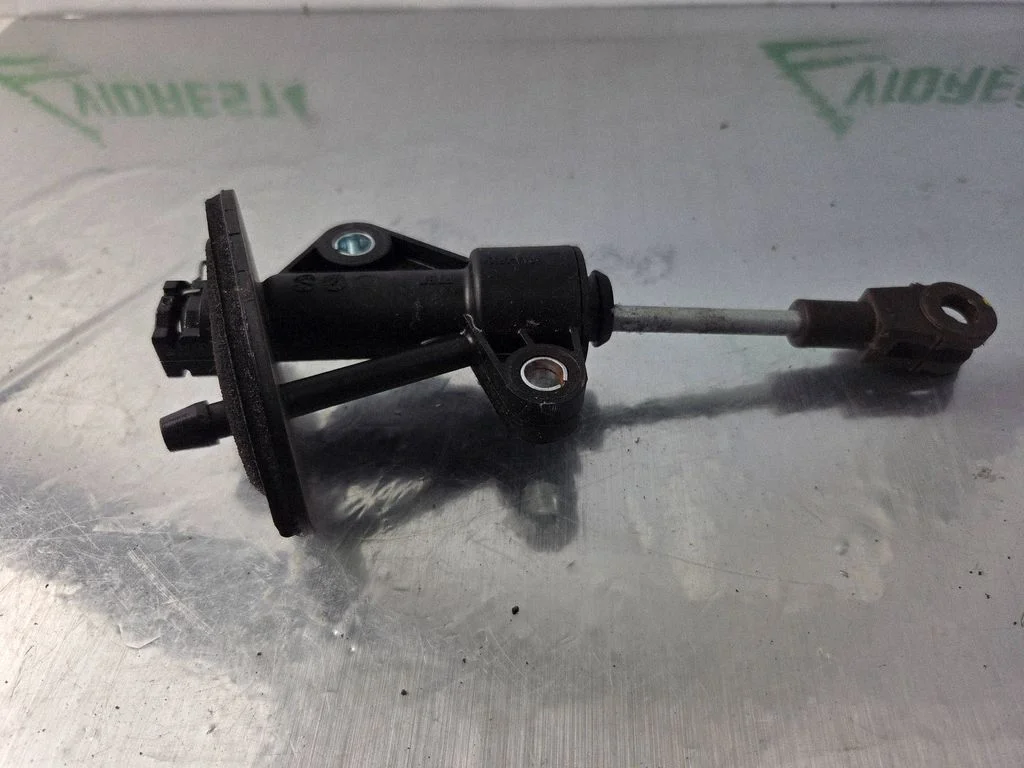 Clutch master cylinder 55190994