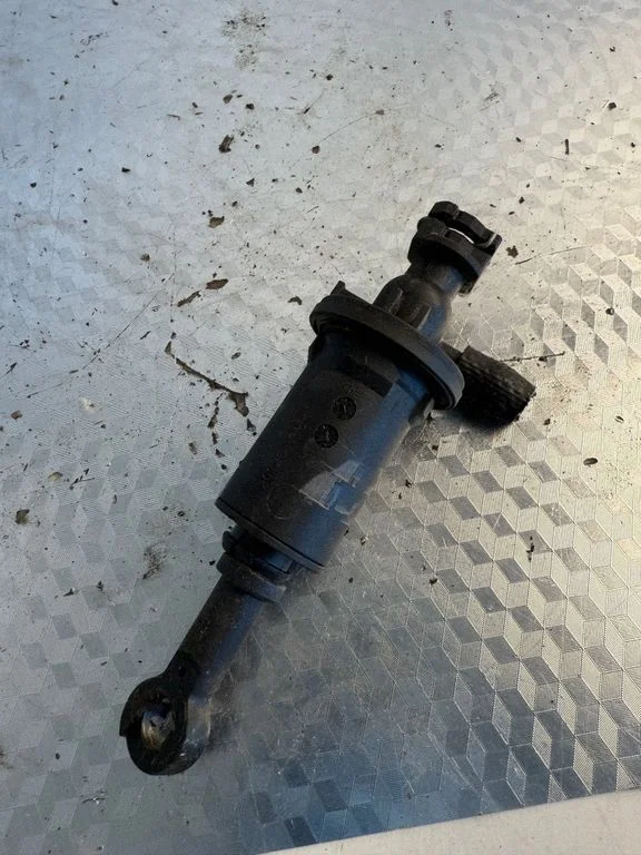 Clutch master cylinder 93857433