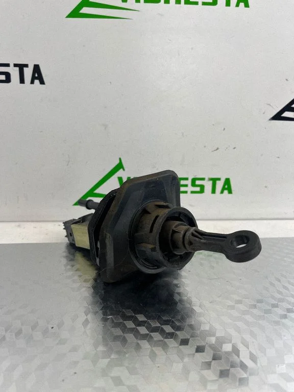 Clutch master cylinder KG196053