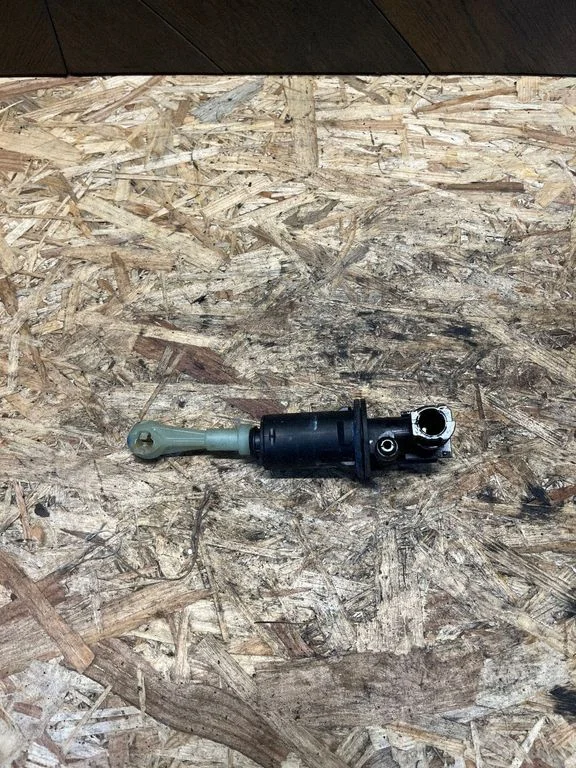 Clutch master cylinder 9670324880