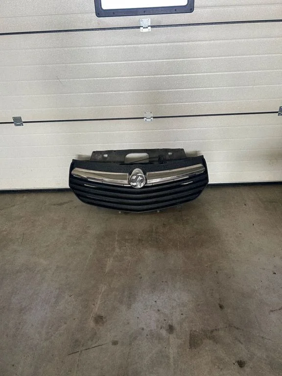 Front bumper upper radiator grill 93452299