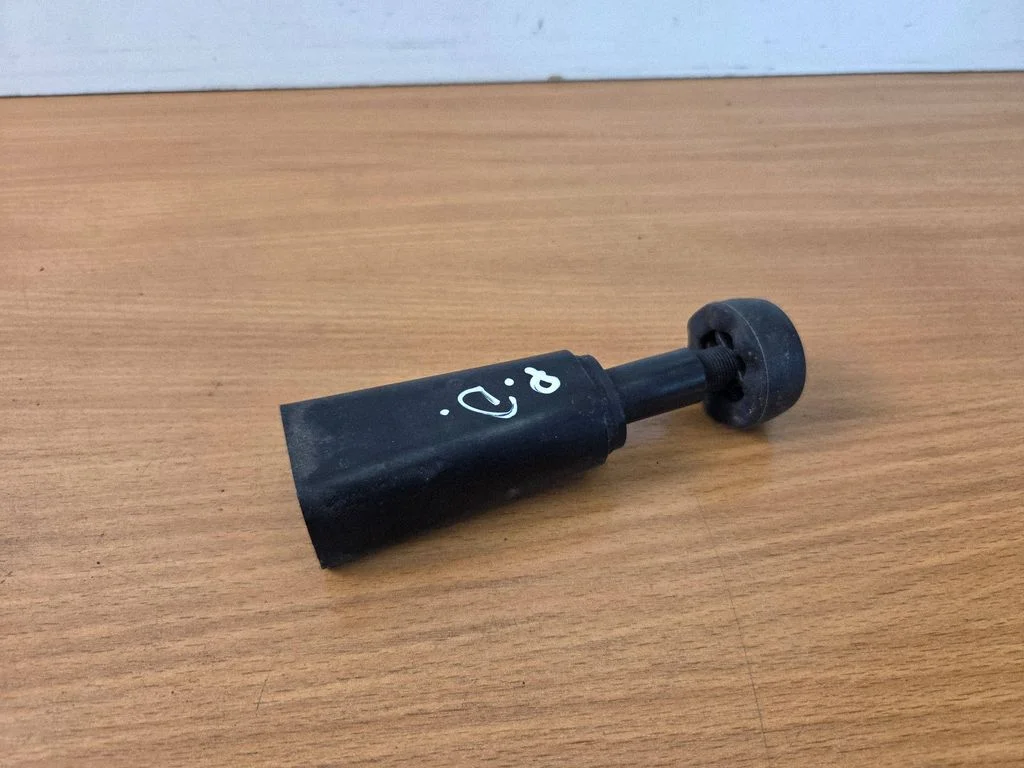 Front bonnet/hood damper/strut