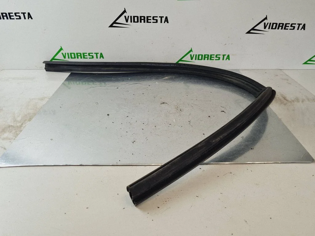 Mootoriruumi tihend 8304763
