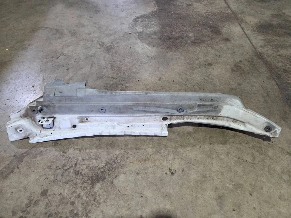 Fender mounting bracket 4L0805158