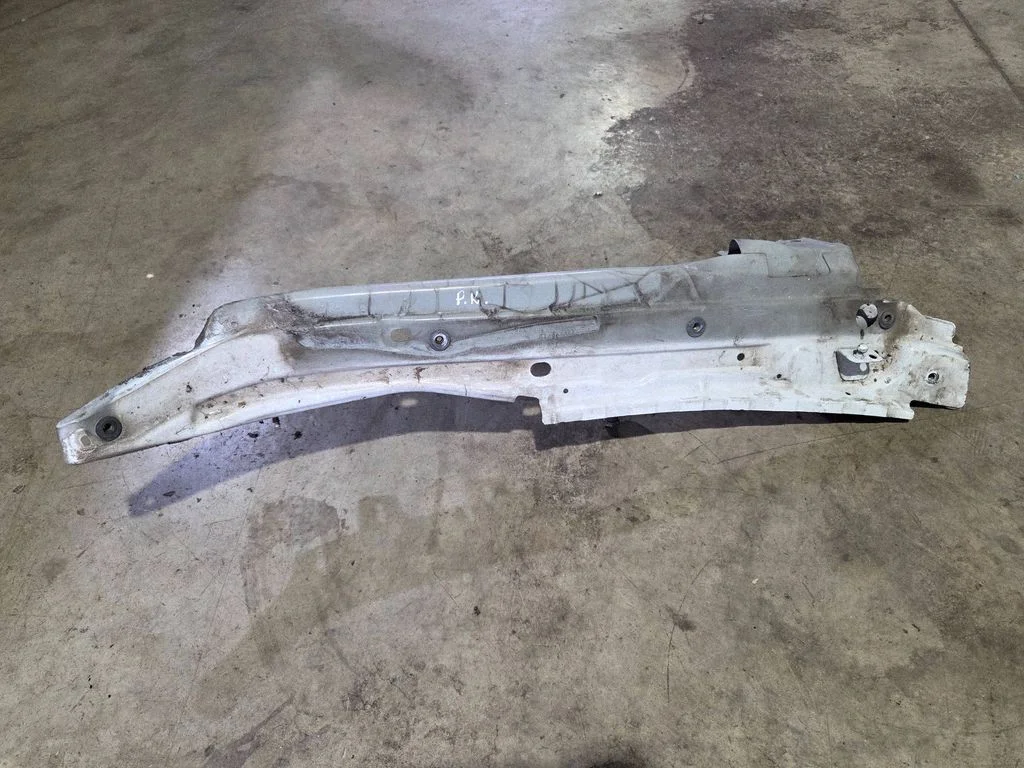 Fender mounting bracket 4L0805175