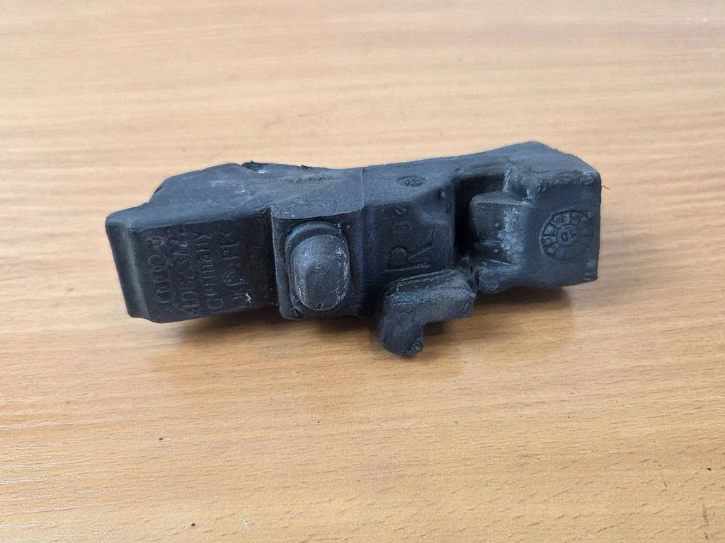 Fender foam support/seal 4L0823722