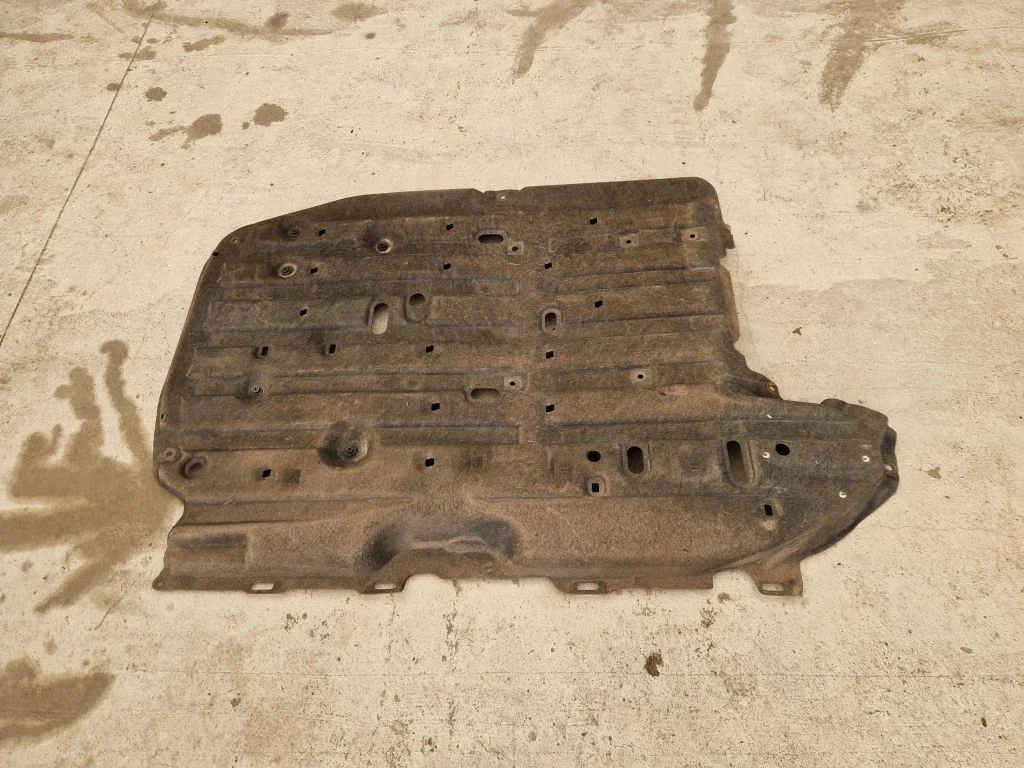 Center/middle under tray cover