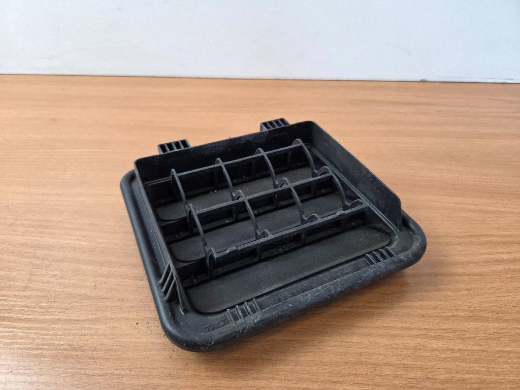 Quarter panel pressure vent 97510D3000