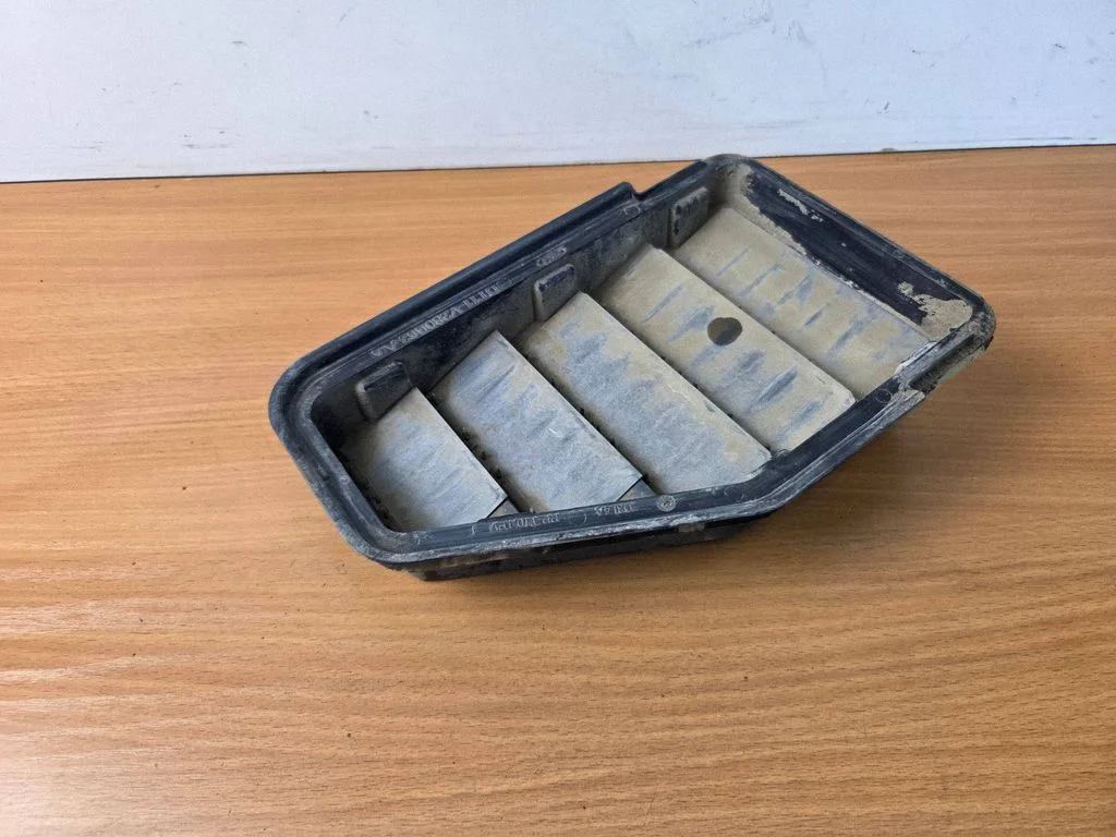 Quarter panel pressure vent DT11V280B62AA