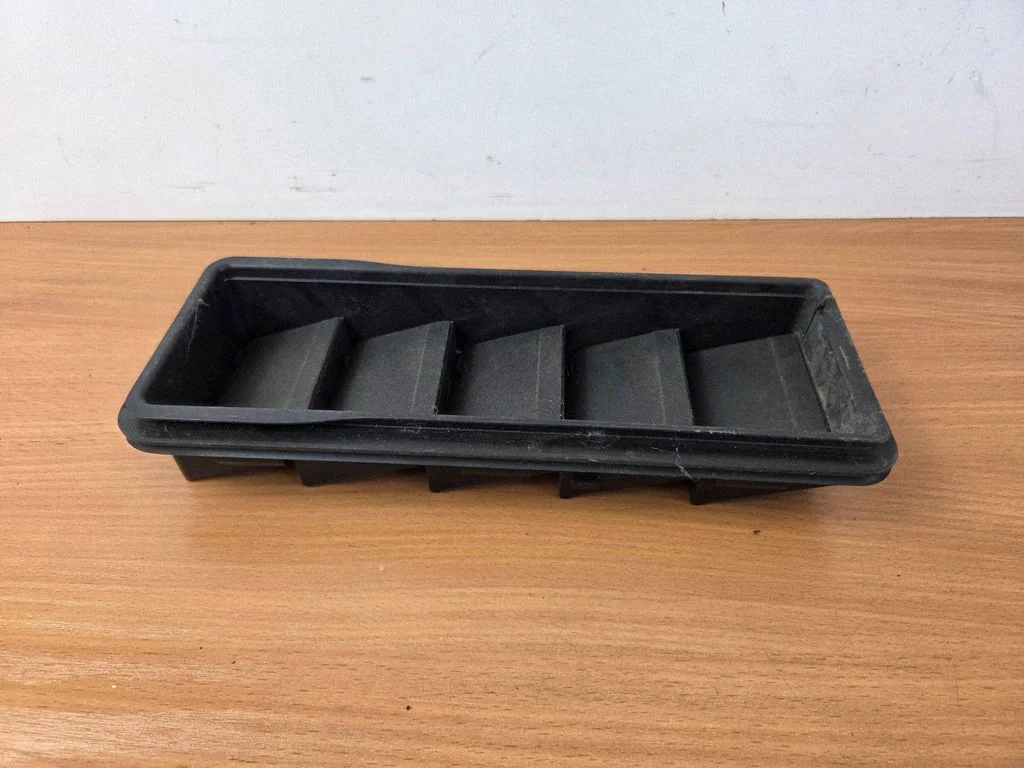 Quarter panel pressure vent DPLA280B62A