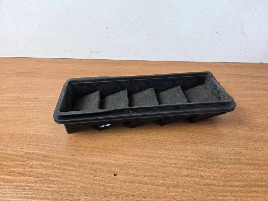 Quarter panel pressure vent DPLA280B62A