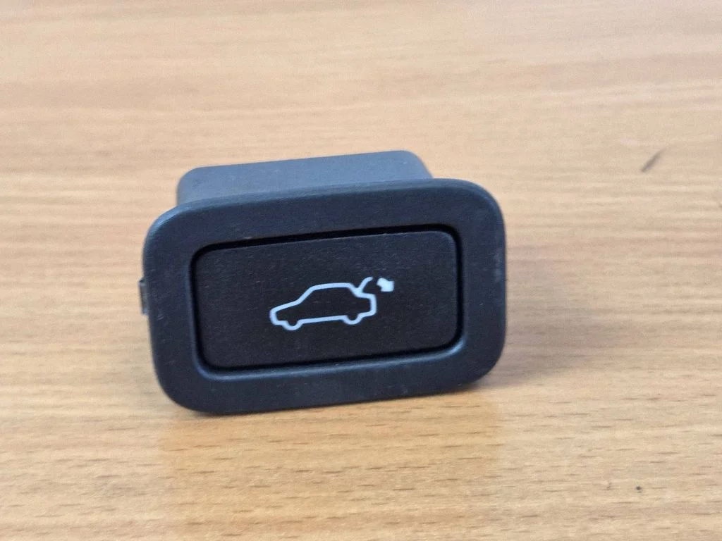 Tailgate/trunk/boot open switch – Volvo XC60 (2014-2016)