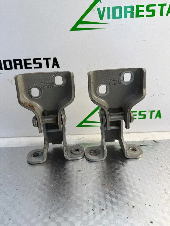 Front door upper hinge 311772J
