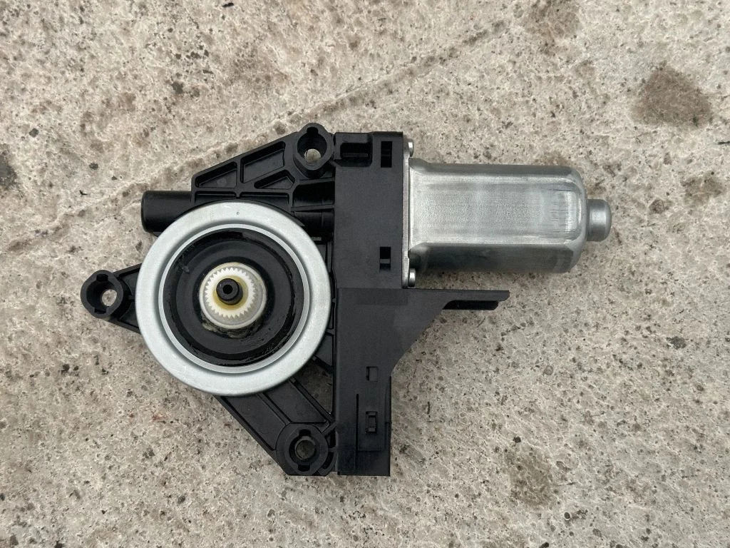 Front door window regulator motor WR12718