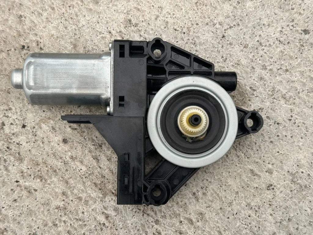 Front door window regulator motor WR12717