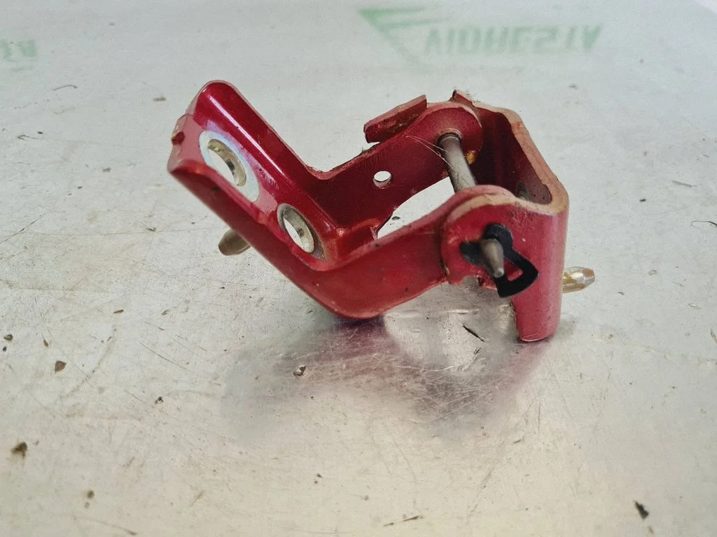Tagaukse alumine hing – tagumine parem