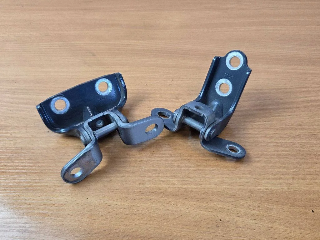 Rear door hinge set – rear right
