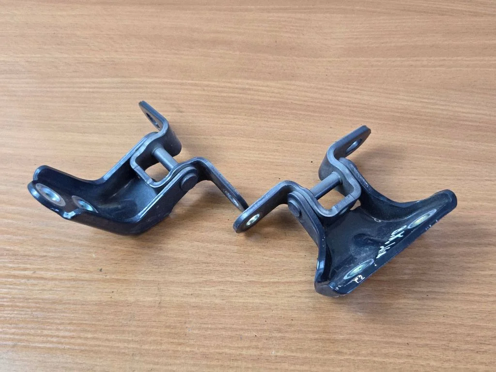 Rear door hinge set – rear left