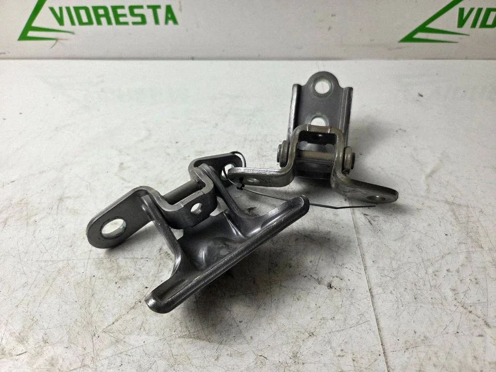 Rear door hinge set – rear right