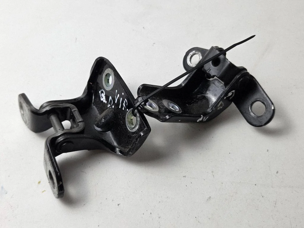 Rear door hinge set – rear right