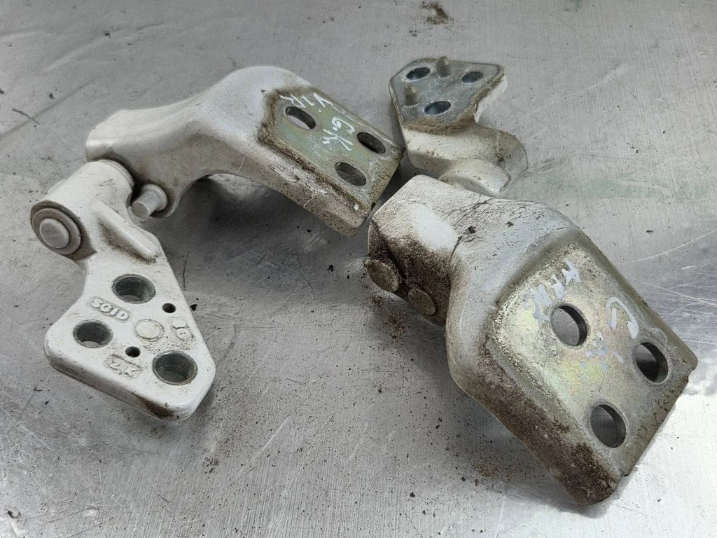 Tagaukse hingede komplekt 080D2882D