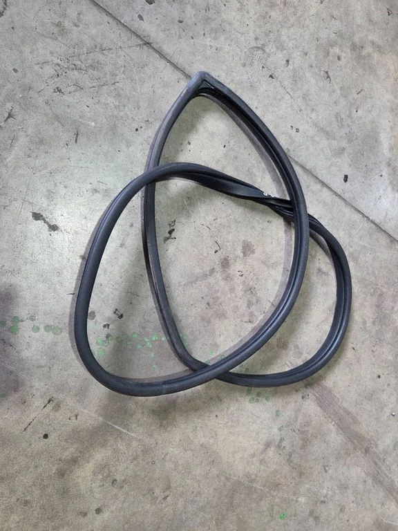Rear door rubber seal (on body) – rear right