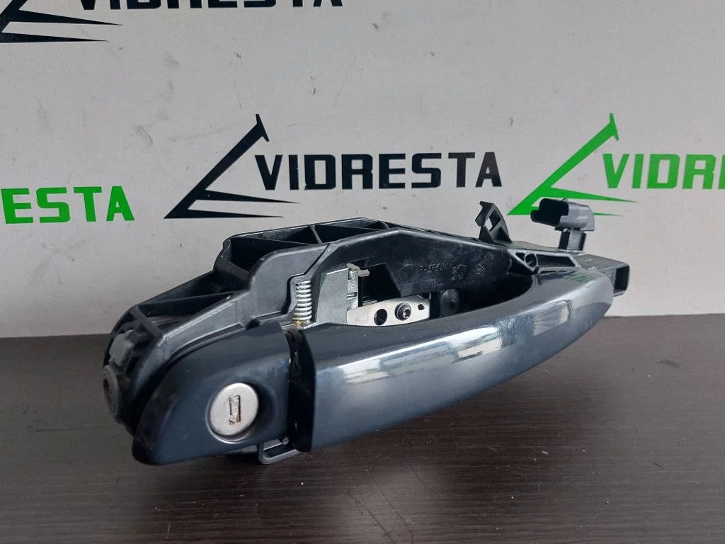 Esiukse välimine käepide