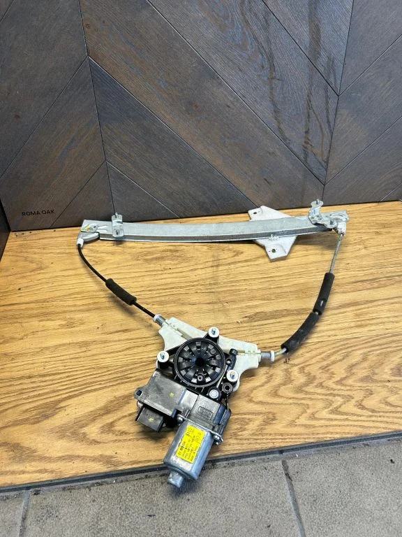 Front door window regulator with motor 82460C8100
