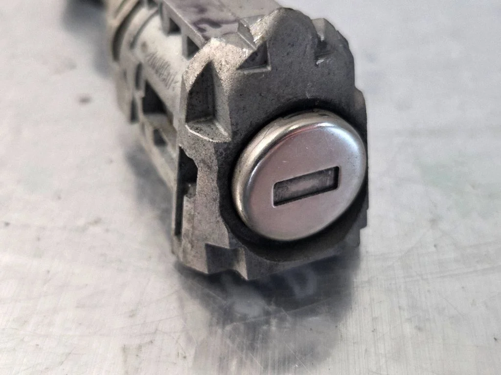 Coupe door lock (next to the handle) – Peugeot 308 (2013-2021)