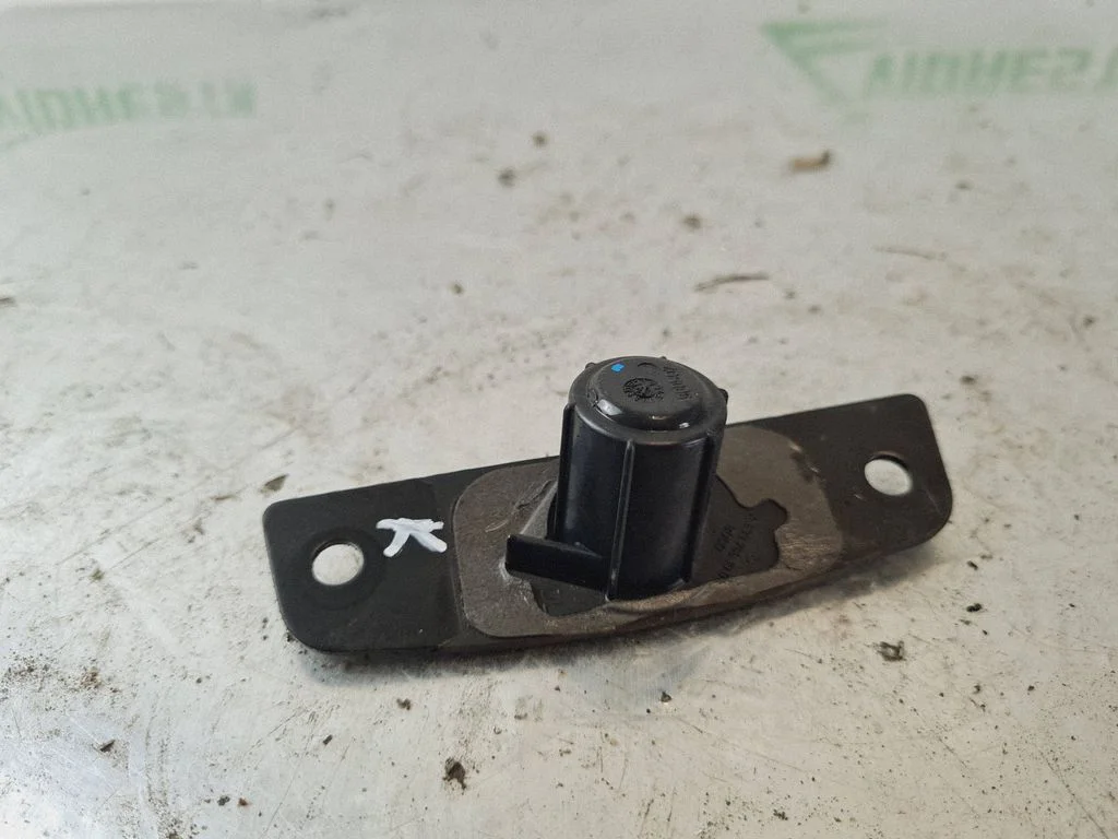 Sliding door lock loop/hook striker – Mercedes-Benz Vito Viano W447 (2014-)