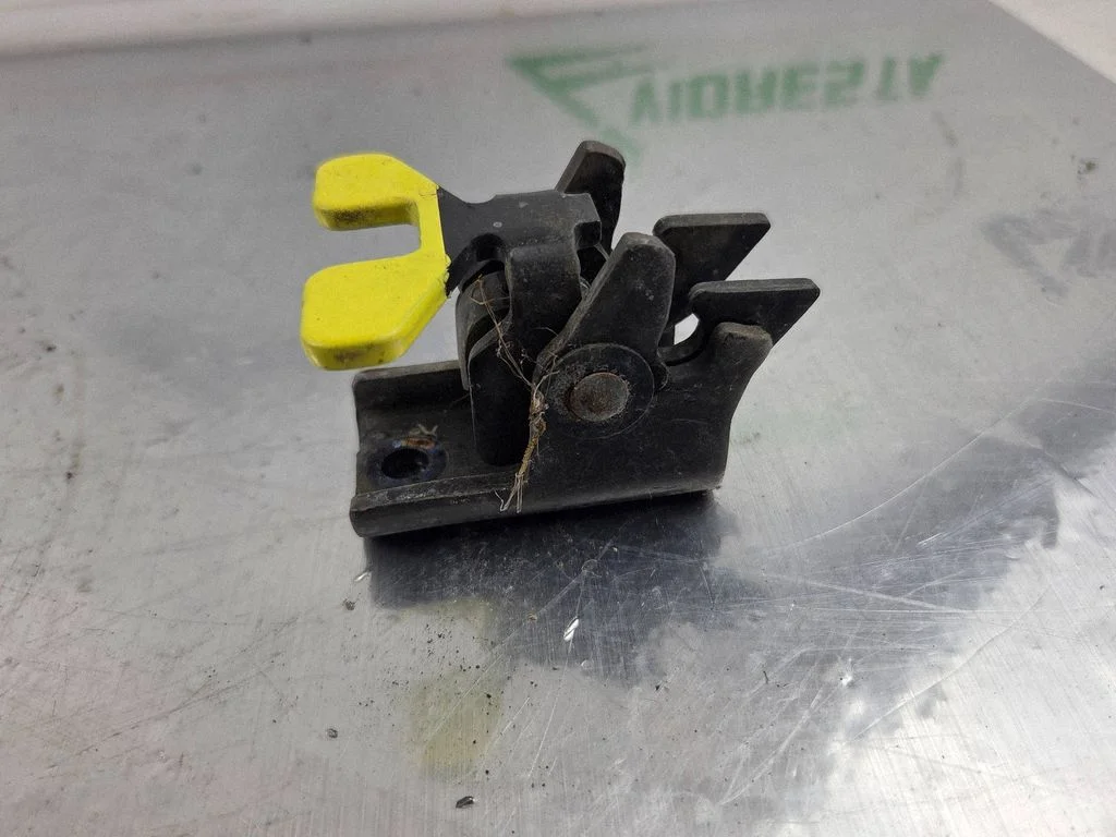 Loading door check strap stopper – Opel Combo E (2018-)