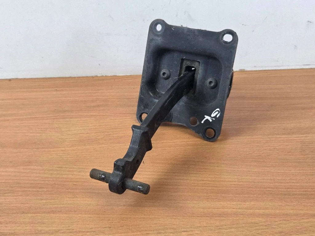 Loading door check strap stopper – Citroen Berlingo (2008-2018)