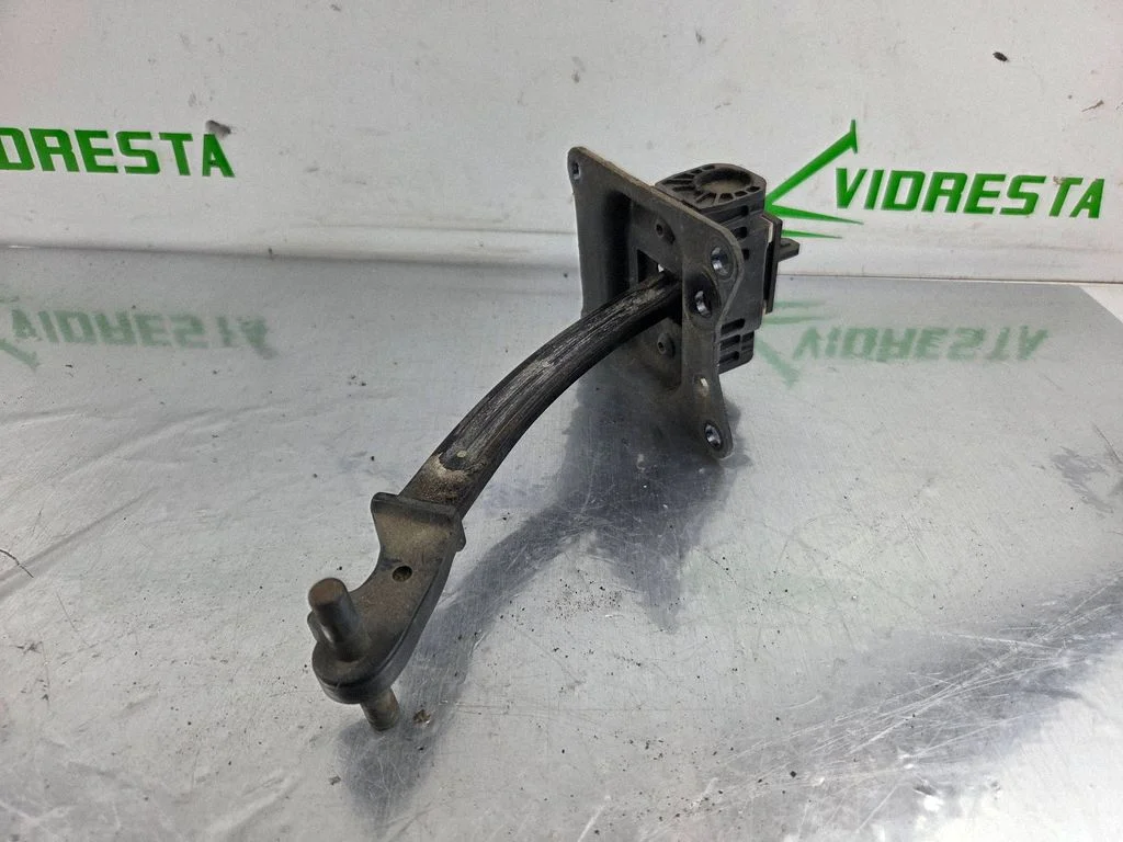 Loading door check strap stopper – Opel Combo E (2018-)