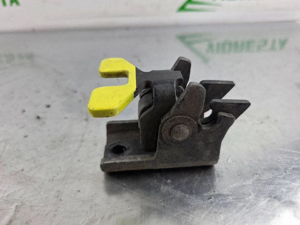 Loading door check strap stopper – Opel Combo E (2018-)