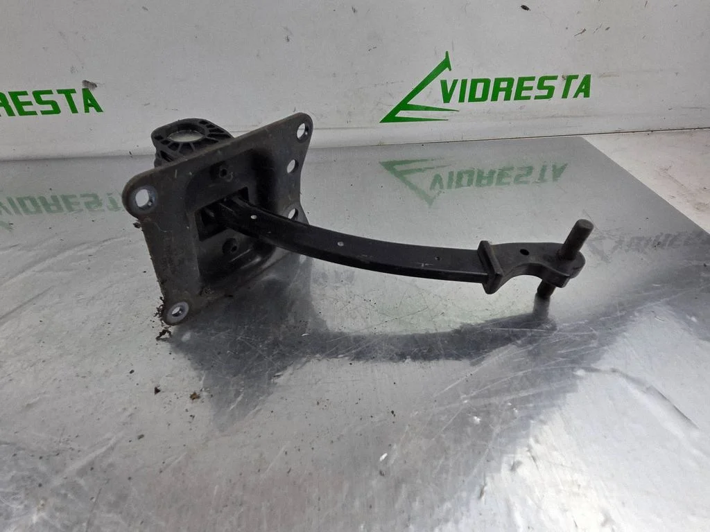 Loading door check strap stopper – Opel Combo E (2018-)