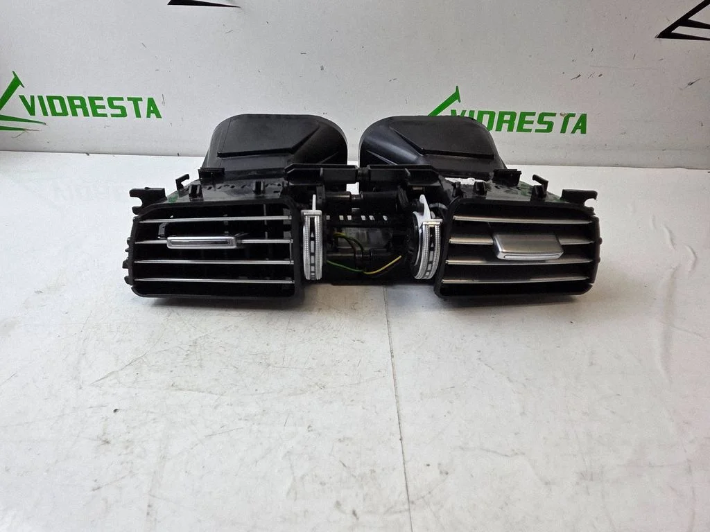 Dash center air vent grill – Mercedes-Benz E-Class W212 (2009-2016)