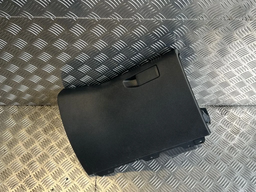 Glove box