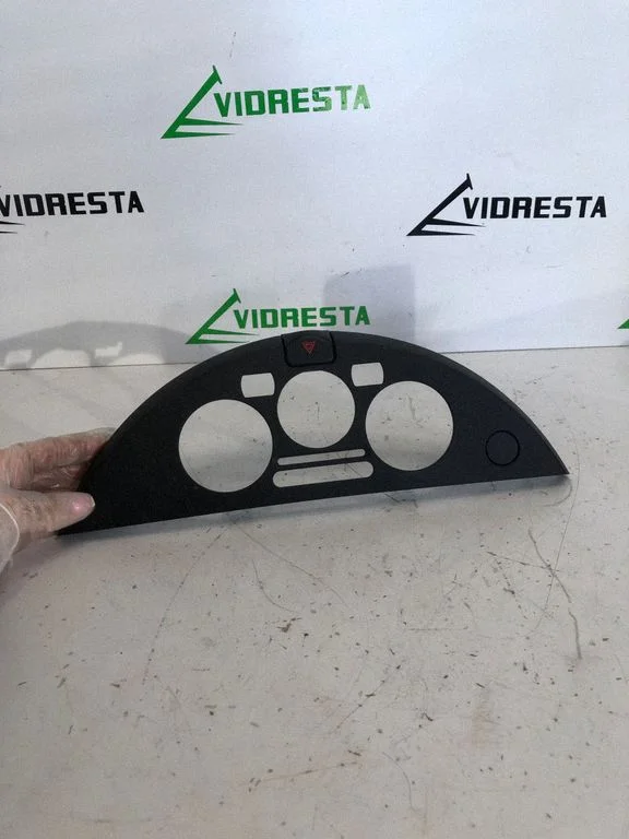 Dashboard center trim panel – Nissan Note (E11) (2006-2014)