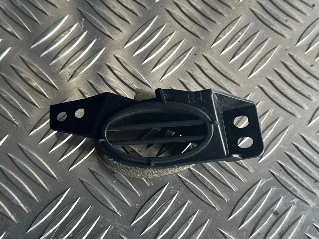 Rear air vent grill