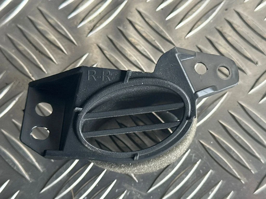 Rear air vent grill
