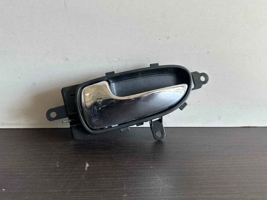 Front door interior handle – Nissan Leaf I (ZE0) (2010-2017)