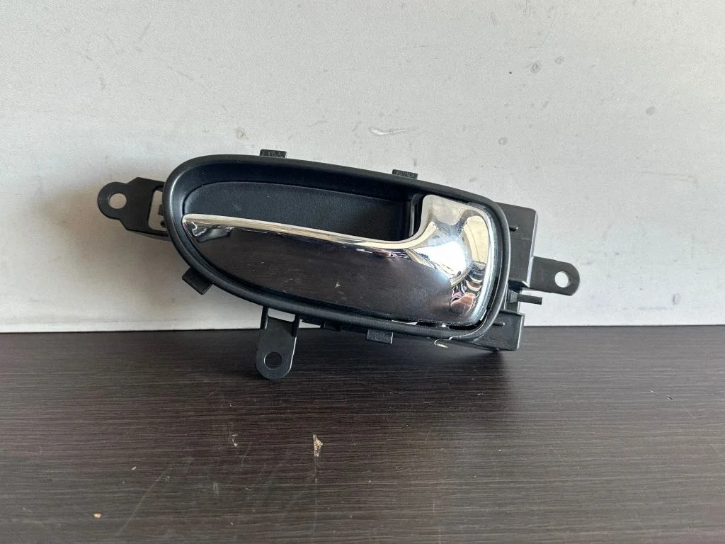 Front door interior handle – Nissan Leaf I (ZE0) (2010-2017)