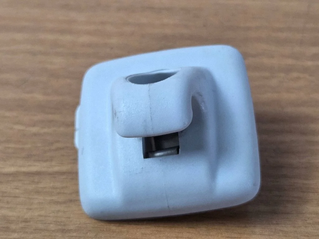 Sun visor clip/hook/bracket A0022S