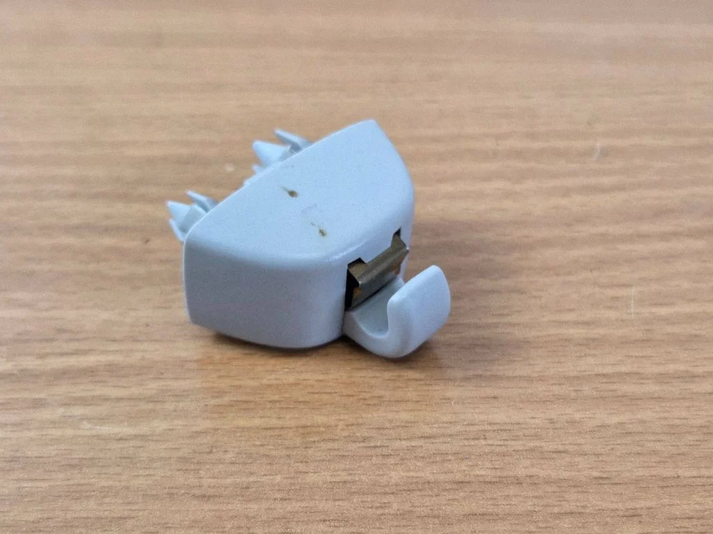 Päikesesirmi kinnitusklamber