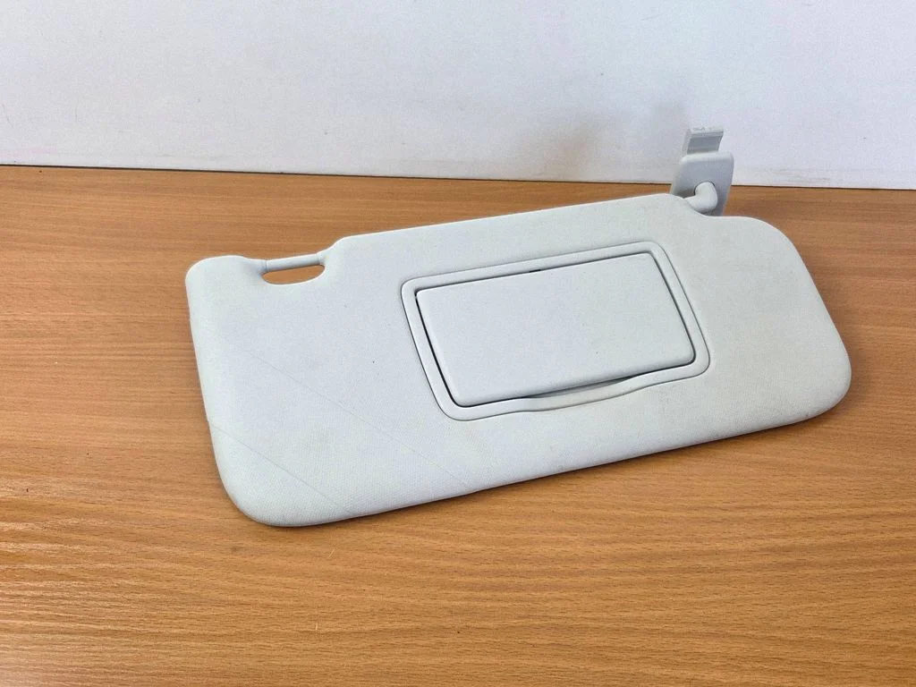Sun visor – right